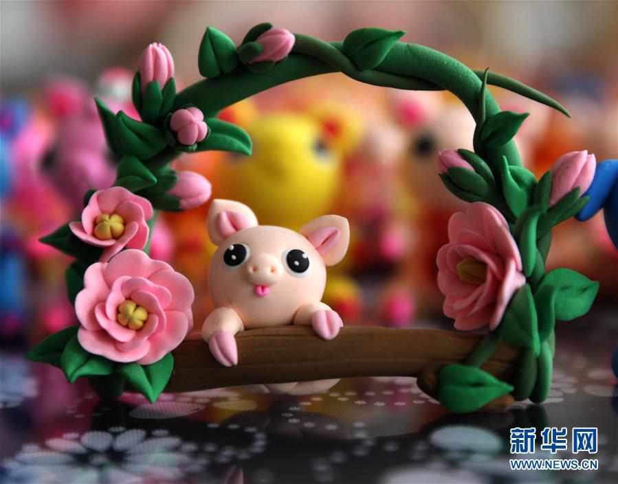 To celebrate the upcoming Year of the Pig, a Chinese folk artist created dozens of cute piggy figurines with traditional clay sculpting technique, Jan. 14, in east China\'s Rongcheng city, Shandong Province. (Photo/Xinhua)