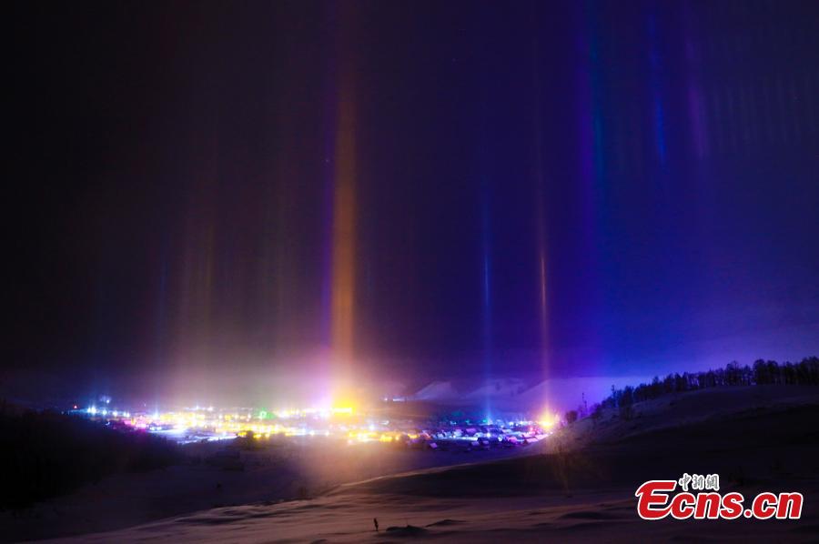 Natural light beam appears at Hemu Village, Altay, Northwest China\'s Xinjiang Uygur Autonomous Region as temperatures drop to 30 minus degrees. The sword-like light beam straight into the starry sky is a natural phenomenon, the reflection of ice crystals in the cold night air. (Photo: China News Service/Lei Dongxiang)