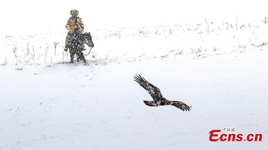An ice and snow festival in Yining County, Northwest China\'s Xinjiang Uygur Autonomous Region in mid-January included a show of traditional sports - such as catching a sheep while riding a horse - while traditional costumes and handicrafts were also on display. (Photo: China News Service/Wang Yujun)