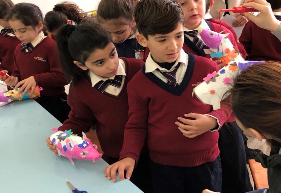 Students make paper pig figurines at a primary school in Kalkara, Malta, on Jan. 10, 2019.  (Photo/Chinaculture.org)