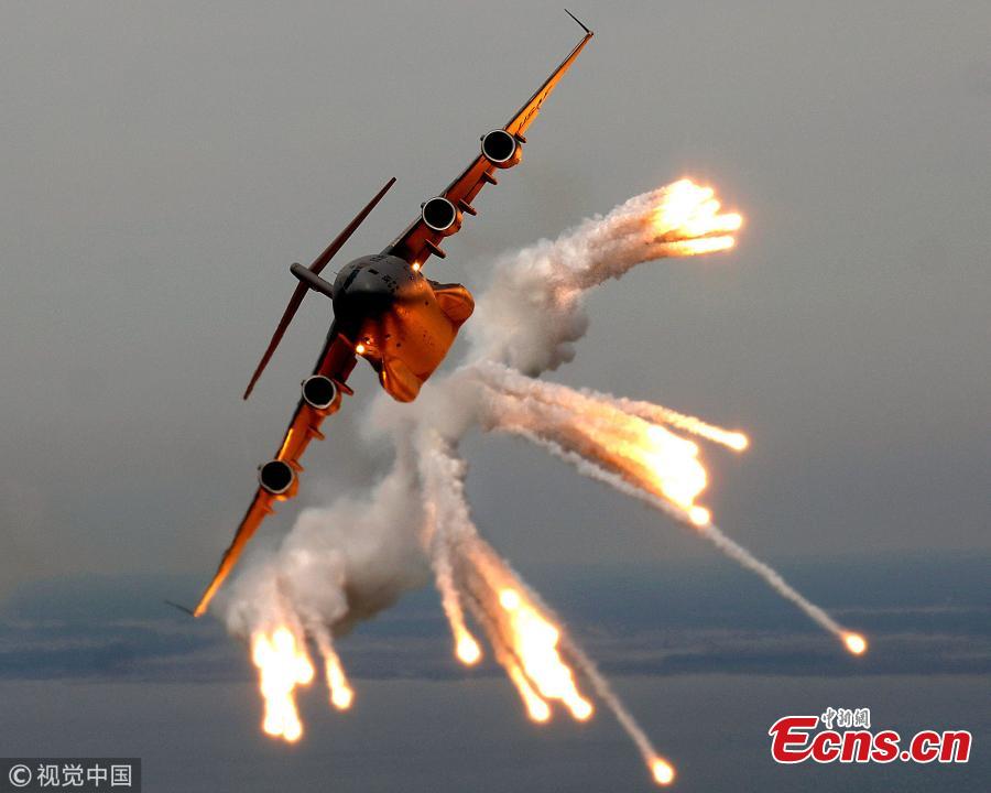 A C-17 Globemaster III releases flares over the Atlantic Ocean near Charleston, South Carolina, during a training mission, May 16, 2006. (Photo/VCG)