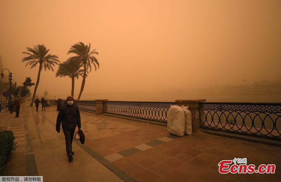 A man covers his face during a sandstorm near the River Nile in Cairo, Egypt, Jan. 16, 2019. Egypt\'s capital Cairo and some of its port cities were hit by a severe sandstorm, with strong winds and heavy dust forcing the closure of several ports. (Photo/Agencies)