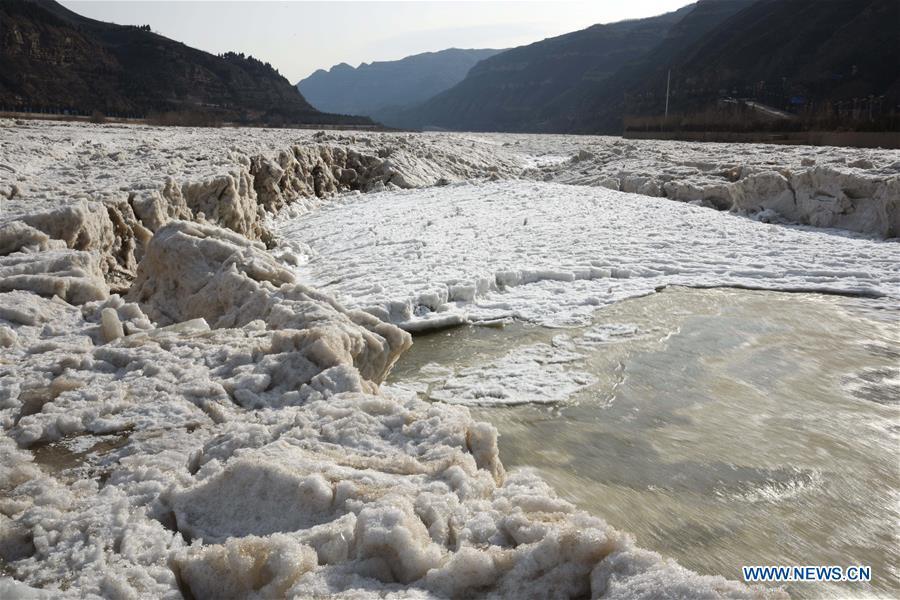 Photo taken on Jan. 16, 2019 shows the frozen Hukou Waterfall on the Yellow River in Hukou Town of Jixian County in Linfen City, north China\'s Shanxi Province. More than 70 kilometers of the Yellow River\'s Hukou section were covered with ice due to lasting low temperatures. (Xinhua/Lyv Guiming)