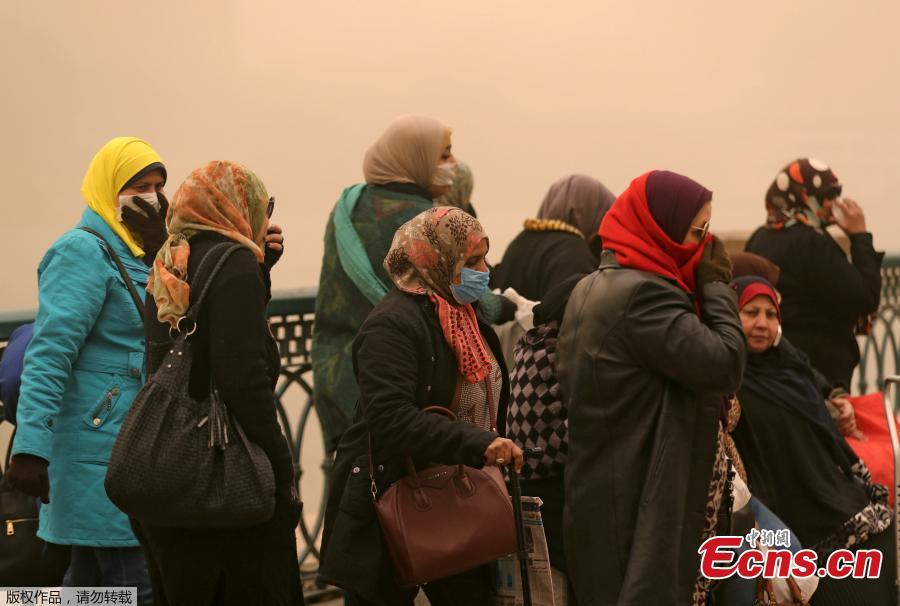 Women cover their faces near the River Nile during a sandstorm in Cairo, Egypt, Jan. 16, 2019. Egypt\'s capital Cairo and some of its port cities were hit by a severe sandstorm, with strong winds and heavy dust forcing the closure of several ports. (Photo/Agencies)