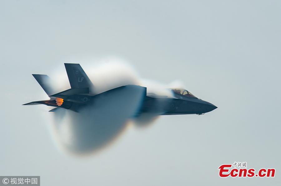 Capt. Andrew “Dojo” Olson, F-35 Heritage Flight Team pilot and commander, performs a high-speed pass during the Canadian International Air Show in Toronto, Sept. 1, 2018. (Photo/VCG)