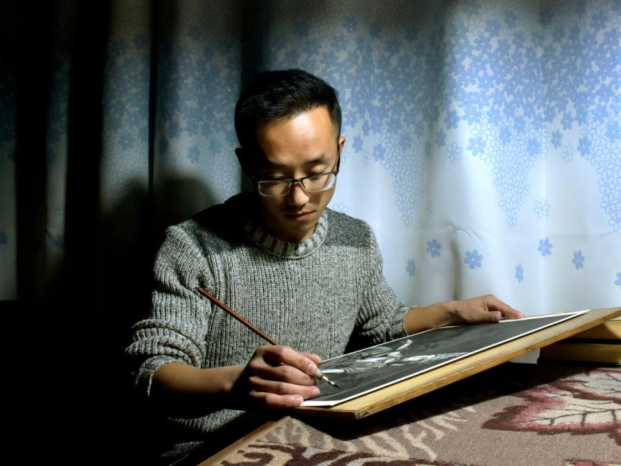 Liu Kai works on a pen-and-ink painting in 2017. (Photo provided to chinadaily.com.cn)

At first glance Liu Kai\'s work looks no different from most black and white photography. But instead of a camera, the native of North China\'s Shanxi Province uses pen and ink to reproduce the world he sees.

The unusual tools have earned him unexpected fame on social media, where his story is shared along with his work under the pen name Zhuge Qingjia.

The farmer\'s son has always been interested in painting, and while he was a teenager he trained in the art for a month.

In 2012 he returned to his hometown, became a full-time painter and has since used ballpoint pen and ink pen for his works.

Particularly proud of Chinese traditional culture and fond of reading history books, he has constantly sought inspiration from the nation\'s past.