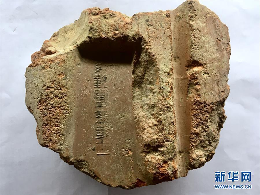 A coin mould found during an excavation at a museum in Nanyang City, Central China\'s Henan Province, Jan. 15, 2019. The museum was built at the site of a former government office in feudal China, used by local magistrates in three dynasties. Excavation at the site started in 2017 when rainstorms exposed a ceramic mould used to make coins. Excavation work over two years has uncovered more coins and moulds that date back to Wang Mang, the founder of the short-lived Xin dynasty (AD 9?25). Bai Yunxiang, a researcher with the Chinese Academy of Social Sciences said the findings provided precious historical materials for studying the coin casting industry in the Qin and Han dynasties and the social and economic system in Wang Mang\'s reign. (Photo: China News Service/Li Wenzhe)