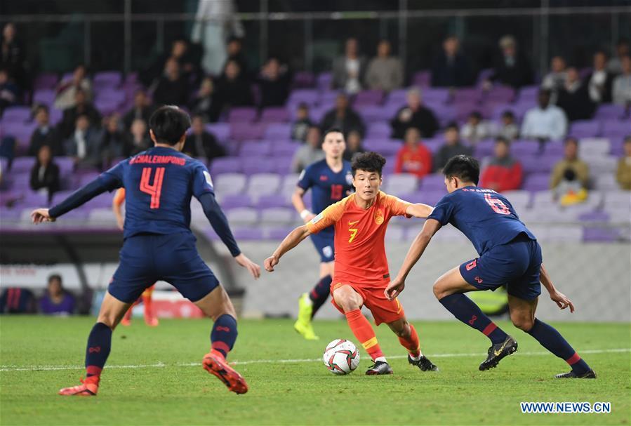 China\'s Wu Lei (C) controls the ball during the 2019 AFC Asian Cup round of 16 match against Thailand in Al Ain, the United Arab Emirates, Jan. 20, 2019. (Xinhua/Wu Huiwo)