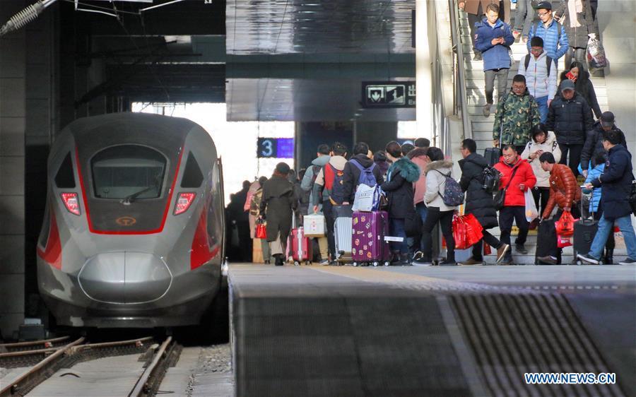 Passengers board a train at Yantai Railway Station in Yantai, east China\'s Shandong Province, Jan. 20, 2019. The 2019 Spring Festival travel rush, known as Chunyun, starts on Jan. 21. The Spring Festival, or Chinese Lunar New Year, falls on Feb. 5 this year. (Xinhua/Tang Ke)