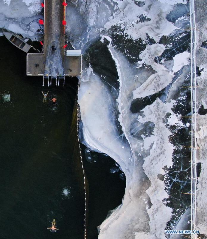Aerial photos taken on Jan. 20, 2019 shows enthusiasts enjoying winter swimming at the Nanhu Park in Changchun, northeast China\'s Jilin Province. The Great Cold (Dahan) solar term on the Chinese lunar calendar falls on Jan. 20 this year. (Xinhua/Xu Congjun)