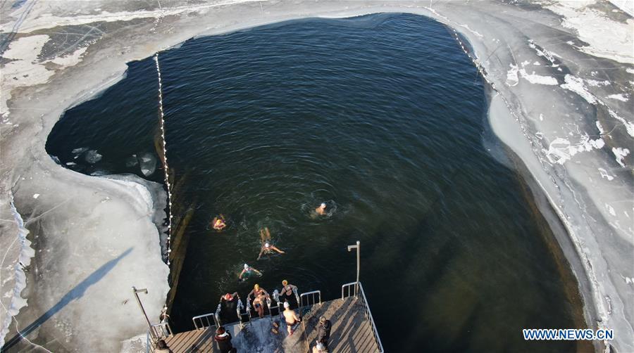 Aerial photos taken on Jan. 20, 2019 shows enthusiasts enjoying winter swimming at the Nanhu Park in Changchun, northeast China\'s Jilin Province. The Great Cold (Dahan) solar term on the Chinese lunar calendar falls on Jan. 20 this year. (Xinhua/Xu Congjun)