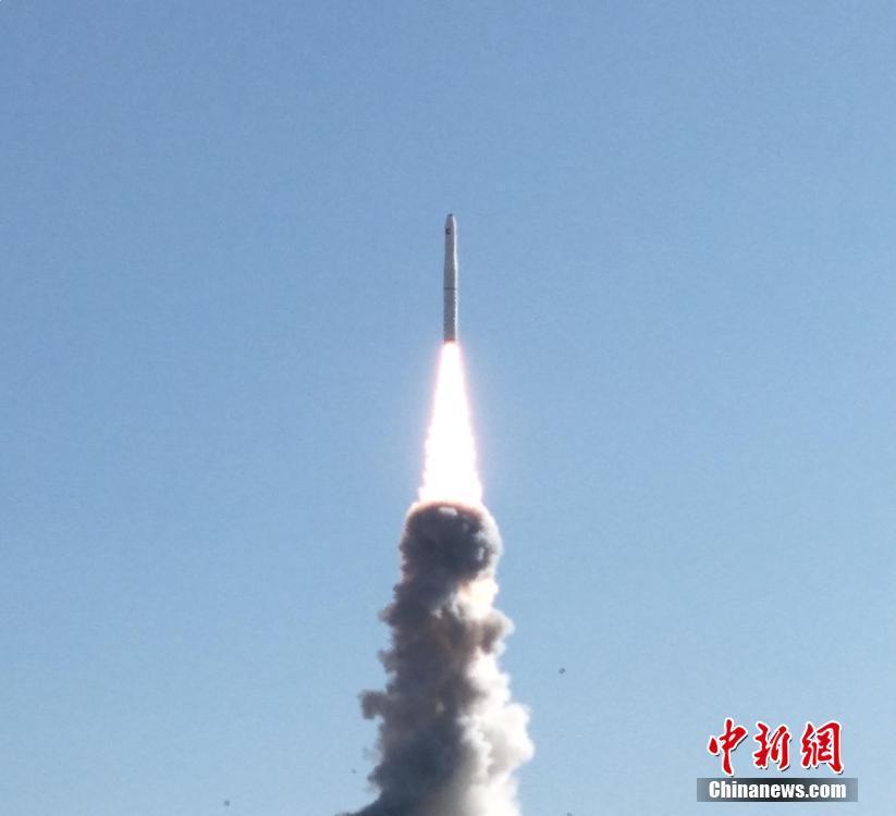 A Long March-11 rocket carrying two satellites for multispectral imaging and two test satellites blasts off from the Jiuquan Satellite Launch Center in northwest China, Jan. 21, 2019. China launched two satellites for multispectral imaging on a Long March-11 rocket from the Jiuquan Satellite Launch Center in northwest China at 1:42 pm on Monday. The satellites have successfully entered their preset orbit, according to the center. (Photo: China News Service/Lang Wenhai)