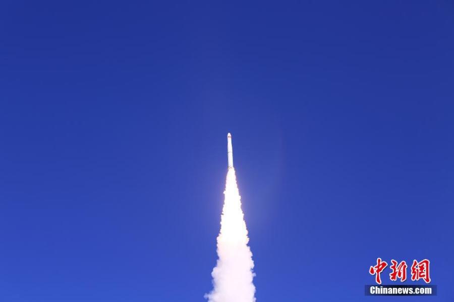 A Long March-11 rocket carrying two satellites for multispectral imaging and two test satellites blasts off from the Jiuquan Satellite Launch Center in northwest China, Jan. 21, 2019. China launched two satellites for multispectral imaging on a Long March-11 rocket from the Jiuquan Satellite Launch Center in northwest China at 1:42 pm on Monday. The satellites have successfully entered their preset orbit, according to the center. (Photo: China News Service/Lang Wenhai)