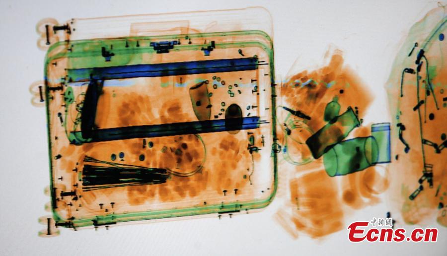 Photo taken on Jan. 22, 2019 shows passengers\' belongings in their luggage through X-Ray of the security inspection at a bus terminal in Yangzhou City, East China\'s Jiangsu Province. The Spring Festival travel rush started Monday, unleashing China\'s largest seasonal migration. (Photo: China News Service/Meng Delong)