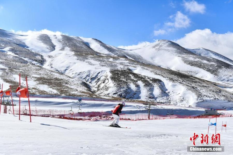A participant competes in the Sina Cup Alpine Ski Open in Huize County, Southwest China’s Yunnan Province, Jan. 22, 2019. Fifty participants joined the competition held on 3,500-meter-high Dahaicao Mountain. (Photo: China News Service/Ren Dong)