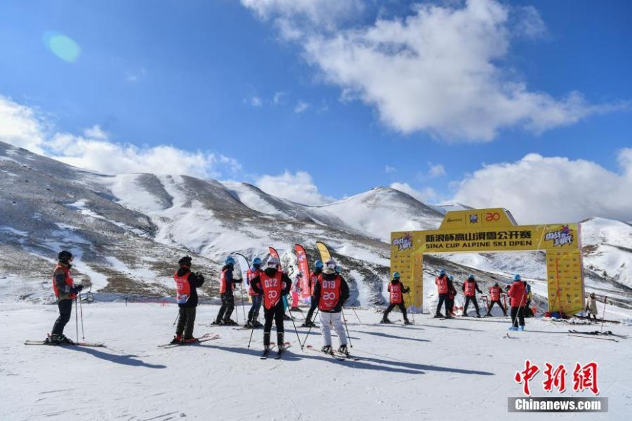 Participants compete in the Sina Cup Alpine Ski Open in Huize County, Southwest China’s Yunnan Province, Jan. 22, 2019. Fifty participants joined the competition held on 3,500-meter-high Dahaicao Mountain. (Photo: China News Service/Ren Dong)