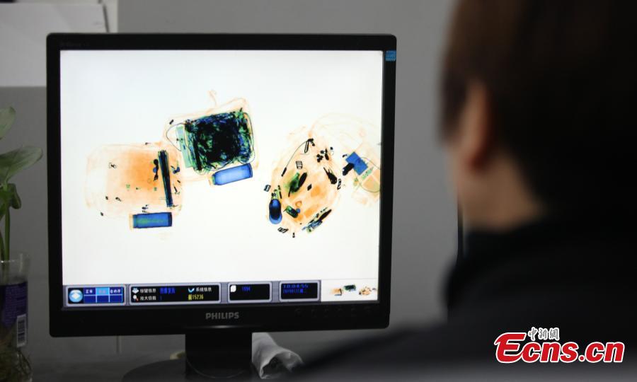 Photo taken on Jan. 22, 2019 shows passengers\' belongings in their luggage through X-Ray of the security inspection at a bus terminal in Yangzhou City, East China\'s Jiangsu Province. The Spring Festival travel rush started Monday, unleashing China\'s largest seasonal migration. (Photo: China News Service/Meng Delong)