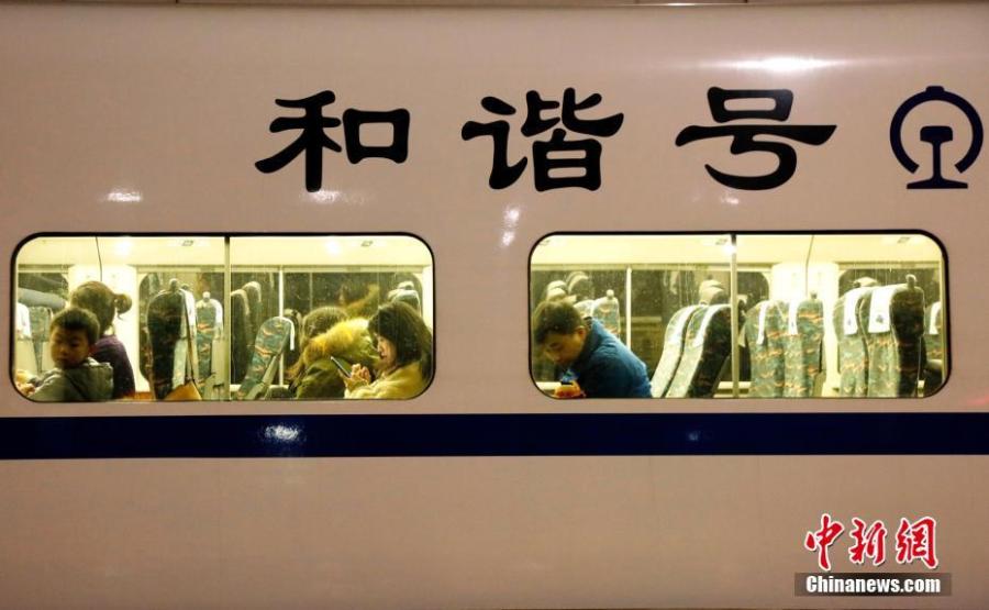 Passengers are seen onboard a train at a railway station in Yichang City, Central China’s Hubei Province, Jan. 21, 2019. The Spring Festival travel rush started Monday, unleashing China\'s largest seasonal migration as families reunite for the most important traditional holiday. From Jan. 21 to March 1, nearly three billion trips will be made on China\'s transport system as people set off for family gatherings or tours. (Photo: China News Service/Huang Yuyang)