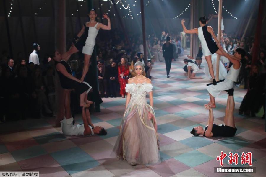 A model presents a creation by Italian designer Maria Grazia Chiuri as part of her Haute Couture Spring-Summer 2019 collection show for fashion house Dior in Paris, France, January 21, 2019. (Photo/Agencies)