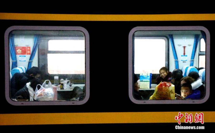Passengers are seen onboard a train at a railway station in Yichang City, Central China’s Hubei Province, Jan. 21, 2019. The Spring Festival travel rush started Monday, unleashing China\'s largest seasonal migration as families reunite for the most important traditional holiday. From Jan. 21 to March 1, nearly three billion trips will be made on China\'s transport system as people set off for family gatherings or tours. (Photo: China News Service/Huang Yuyang)