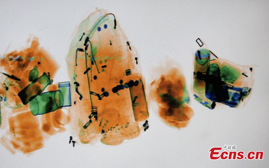 Photo taken on Jan. 22, 2019 shows passengers\' belongings in their luggage through X-Ray of the security inspection at a bus terminal in Yangzhou City, East China\'s Jiangsu Province. The Spring Festival travel rush started Monday, unleashing China\'s largest seasonal migration. (Photo: China News Service/Meng Delong)