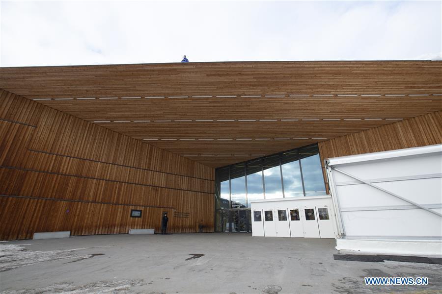 A security personel stands guard on the roof of Davos Congress Center, which will host the upcoming 49th Annual Meeting of the World Economic Forum (WEF), in Davos, Switzerland, Jan. 21, 2019. The WEF Annual Meeting will kick off in Davos on Tuesday. (Xinhua/Xu Jinquan)