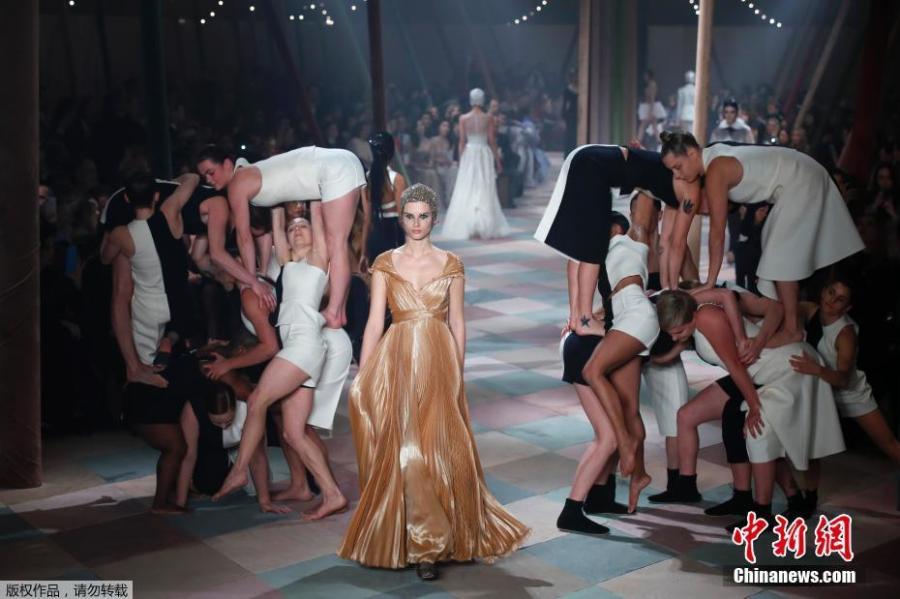 A model presents a creation by Italian designer Maria Grazia Chiuri as part of her Haute Couture Spring-Summer 2019 collection show for fashion house Dior in Paris, France, January 21, 2019. (Photo/Agencies)