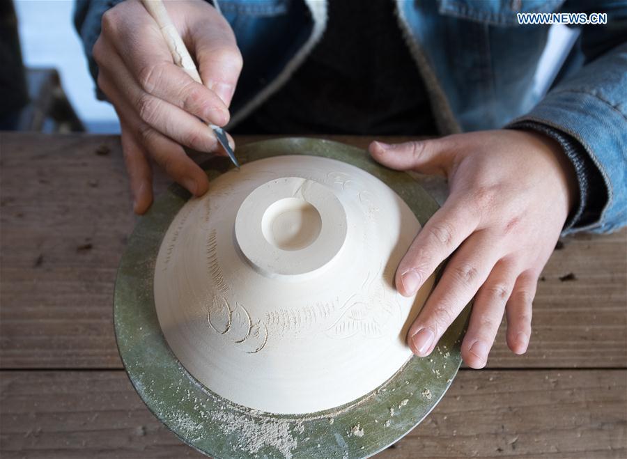 A craftsman presents techniques at the Fenghuang Mountain archaeological site park in Shangyu District of Shaoxing, east China\'s Zhejiang Province, Jan. 22, 2019. As the birthplace of celadon, Shangyu District is giving full support to revive the local celadon culture, protecting ancient relics, promoting celadon artists and boosting tourism. (Xinhua/Weng Xinyang)