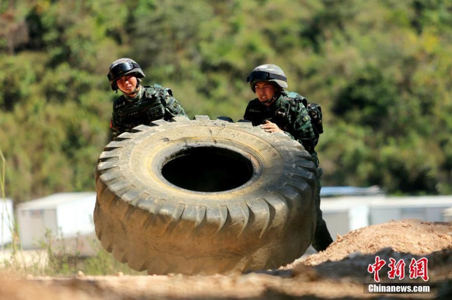 Armed police undergo an intensive training on a mountain in Sanya City, South China\'s Hainan Province, Jan. 21, 2019. More than 100 members of the special police participated in the month-long training that took place in an open field and involved some 30 modules, including a grueling 16-hour drill a day and a long-distance trek carrying a load of at least 30 kilograms. (Photo: China News Service/Lei Zhe)