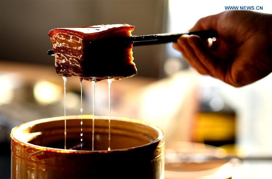 A worker shows Shuizhagou preserved meat at a factory in Pingshan County, north China\'s Hebei Province, Jan. 22, 2019. Shuizhagou preserved meat, a local speciality famous for its delicate taste and fine making method, is a treat for families and friends on important occasions. (Xinhua/Chen Qibao)