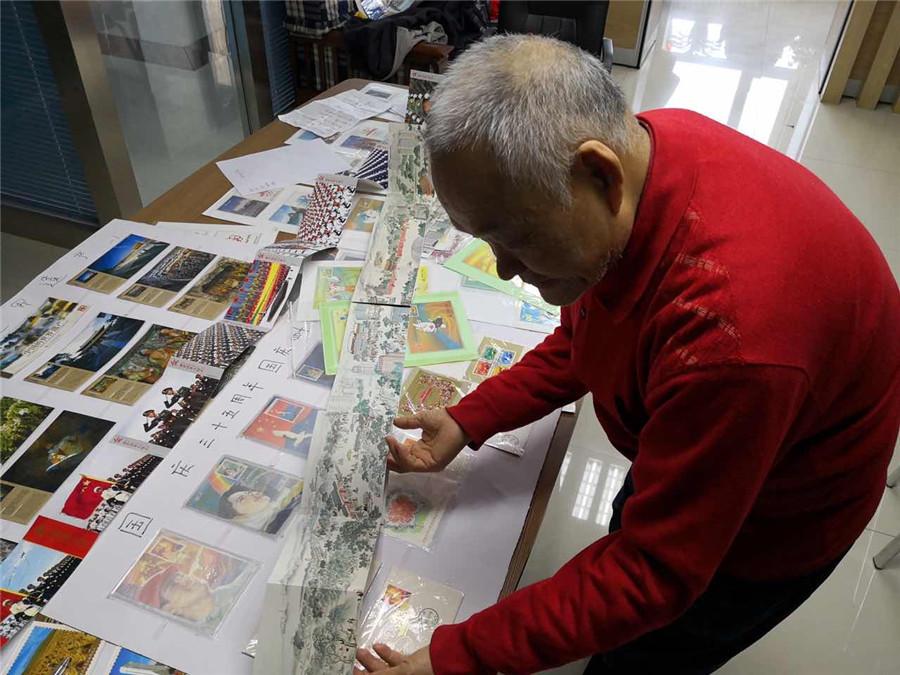 Kong Xiangming presents some of his postcards that record the 30th and 40th anniversaries of the founding of the People\'s Republic of China. (Photo/chinadaily.com.cn)

A retiree\'s collection of more than 6,000 postcards illustrates vividly China\'s history and radical transformation over the past decades.

Kong Xiangming, 70, a retired electrical engineer from Changchun, capital of northeastern China\'s Jilin Province, has collected more than 6,000 postcards over the past 48 years.

These postcards cover a wide range of themes, like China\'s reform and opening-up, the Beijing 2008 Olympic Games, and anniversaries celebrating the founding of China.

\