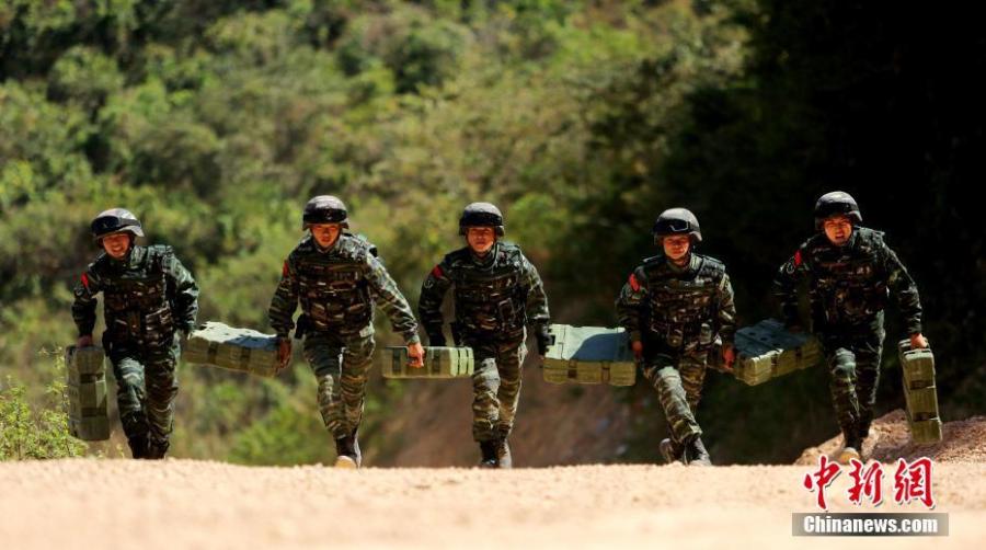 Armed police undergo an intensive training on a mountain in Sanya City, South China\'s Hainan Province, Jan. 21, 2019. More than 100 members of the special police participated in the month-long training that took place in an open field and involved some 30 modules, including a grueling 16-hour drill a day and a long-distance trek carrying a load of at least 30 kilograms. (Photo: China News Service/Lei Zhe)