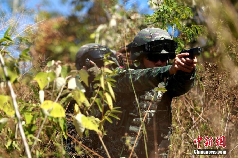 Armed police undergo an intensive training on a mountain in Sanya City, South China\'s Hainan Province, Jan. 21, 2019. More than 100 members of the special police participated in the month-long training that took place in an open field and involved some 30 modules, including a grueling 16-hour drill a day and a long-distance trek carrying a load of at least 30 kilograms. (Photo: China News Service/Lei Zhe)