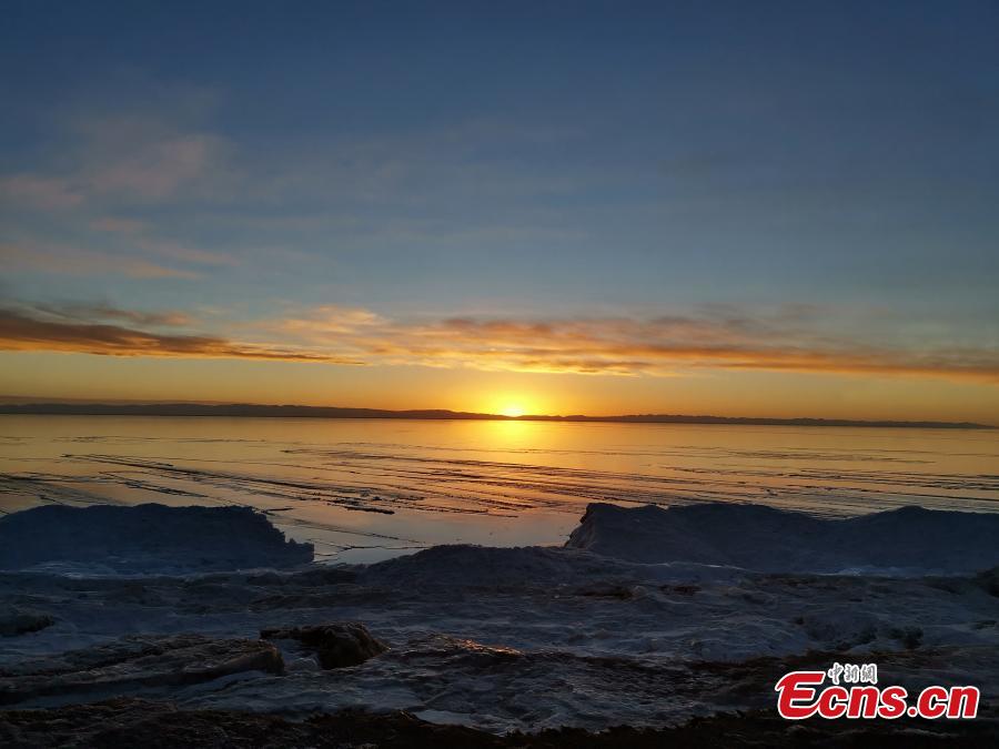 A view of the frozen Qinghai Lake in Northwest China\'s Qinghai Province. As temperatures drop, the lake is now fully frozen. (Photo: China News Service/Hou Yuansheng)