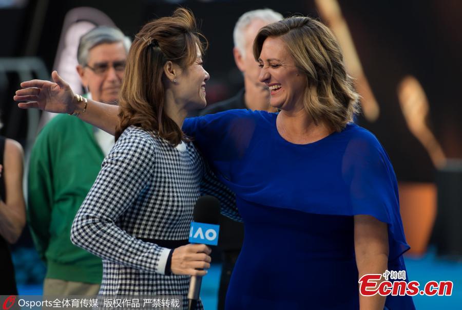 Former tennis players China\'s Li Na and France\'s Mary Pierce pose after being inducted to the International Tennis Hall of Fame in Melbourne, Australia, Jan. 22, 2019. (Photo/Osports)