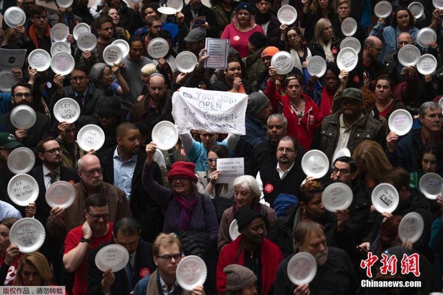 Furloughed government workers affected by the shutdown hold a silent protest against the ongoing partial government shutdown on Capitol Hill in Washington, Jan. 23, 2019. Protesters held up disposable plates instead of posters to avoid being arrested. (Photo/Agencies)