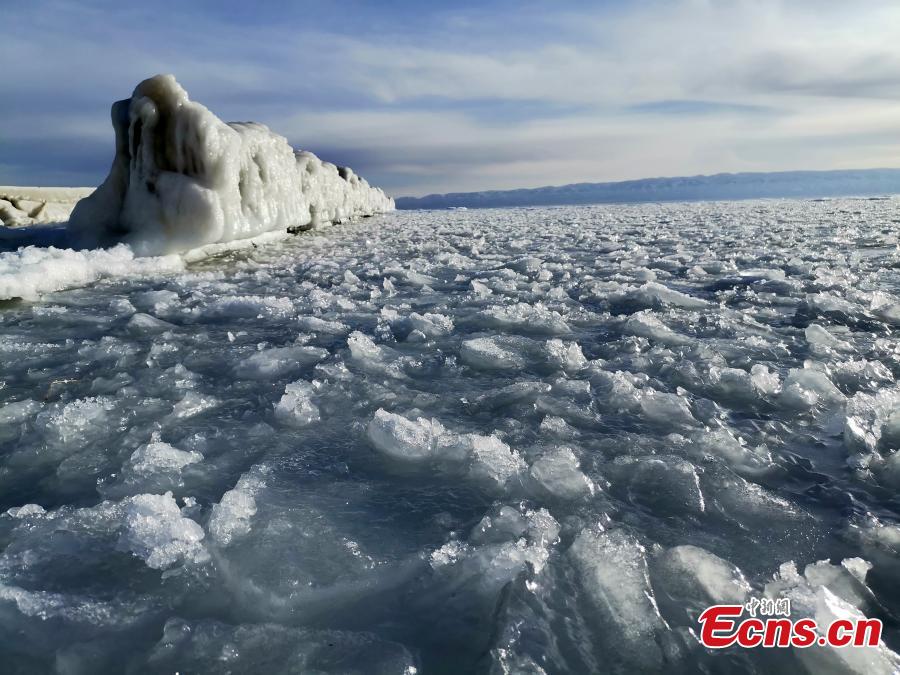 A view of the frozen Qinghai Lake in Northwest China\'s Qinghai Province. As temperatures drop, the lake is now fully frozen. (Photo: China News Service/Hou Yuansheng)