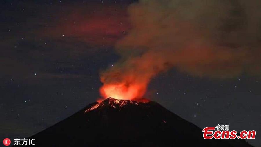 The Popocatepetl volcano outside Mexico City spews glowing rock and ash during an eruption, Jan. 24, 2019. Mexico\'s national disaster prevention agency says the volcano sent a column of ash 3 kilometers into the air. (Photo/Agencies)