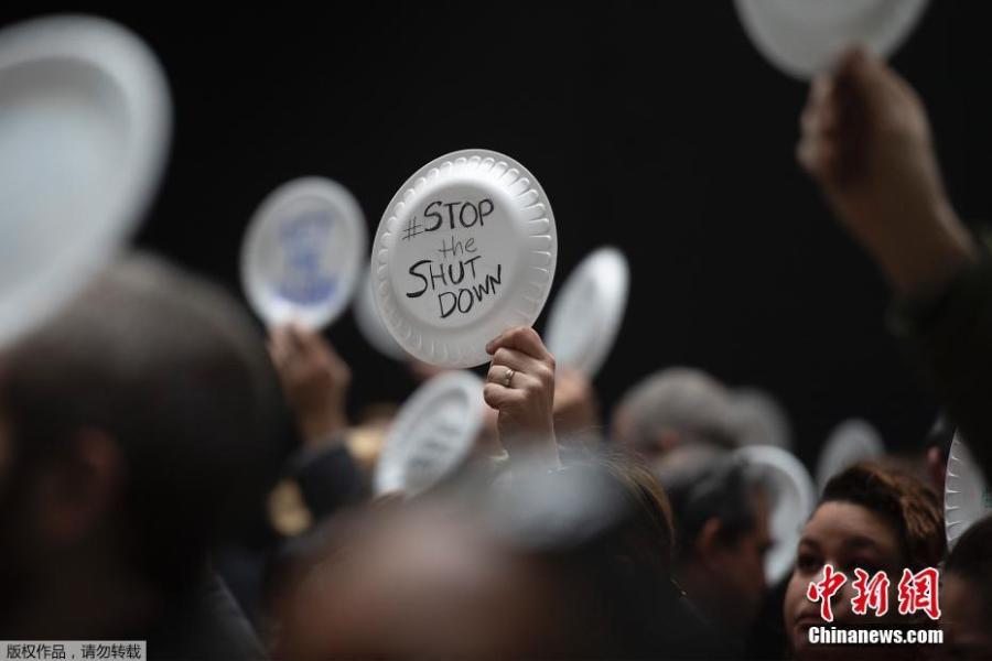 Furloughed government workers affected by the shutdown hold a silent protest against the ongoing partial government shutdown on Capitol Hill in Washington, Jan. 23, 2019. Protesters held up disposable plates instead of posters to avoid being arrested. (Photo/Agencies)