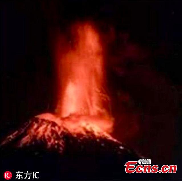 The Popocatepetl volcano outside Mexico City spews glowing rock and ash during an eruption, Jan. 24, 2019. Mexico\'s national disaster prevention agency says the volcano sent a column of ash 3 kilometers into the air. (Photo/Agencies)