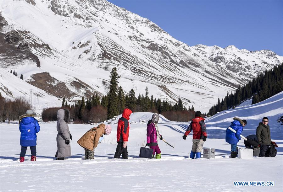 Researchers collect data of snow cover in Hejing County, northwest China\'s Xinjiang Uygur Autonomous Region, Jan. 20, 2019. A nine-member research team with an average age under 30 from the Xinjiang Institute of Ecology and Geography under the Chinese Academy of Sciences started a research on snow cover on the Tianshan Mountains in Xinjiang. Snow cover on the Tianshan Mountains is an important source of water resources. Snowmelt provides an abundant water supply for river flow in this area and also affects the ecological system of agricultural and animal husbandry production in the downstream oasis. (Xinhua/Hu Huhu)
