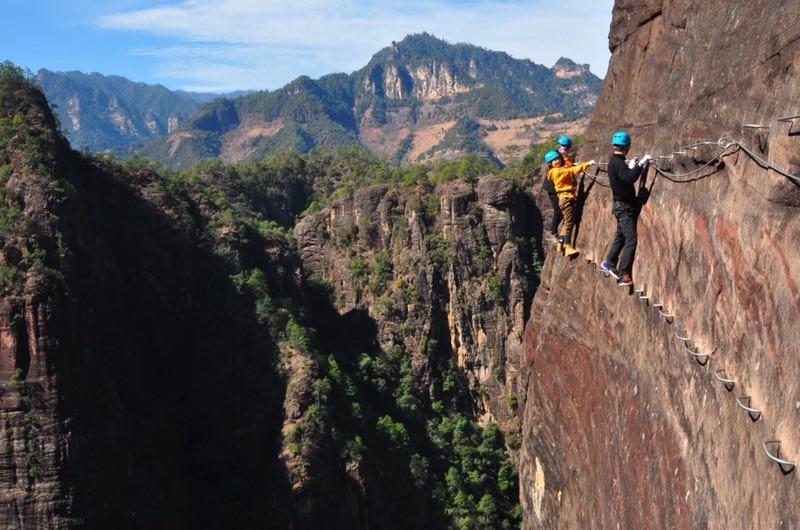 Characterized by distinctive red sandstone, Laojun Mountain National Geological Park in Southwest China\'s Yunnan province has become an outdoor sport hotspot. (Photo provided to chinadaily.com.cn)