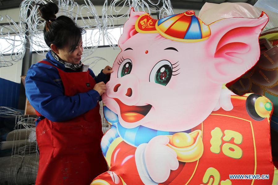 A craftswoman makes a lantern at Yangjiabu Village in Hanting District of Weifang City, east China\'s Shandong Province, Jan. 24, 2019. Festive decorations are set up across China to greet the lunar New Year, or Spring Festival, which starts from Feb. 5 this year. (Xinhua/Zhang Chi)
