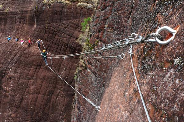 Characterized by distinctive red sandstone, Laojun Mountain National Geological Park in Southwest China\'s Yunnan province has become an outdoor sport hotspot. (Photo provided to chinadaily.com.cn)