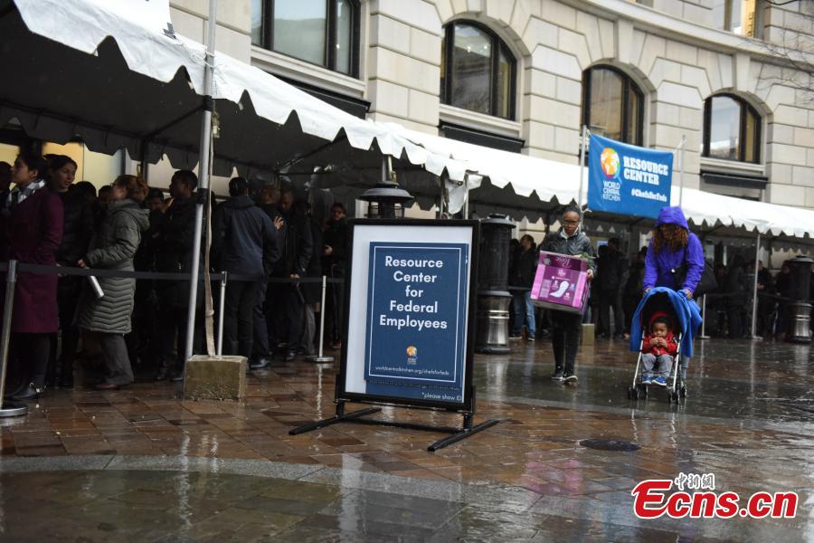 Federal workers left unpaid or furloughed by the extended partial government shutdown stand in line for fresh food and coffee at the World Central Kitchen, a volunteer emergency kitchen, in Washington, U.S. Jan. 16, 2019. (Photo: China News Service/Chen Mengtong)