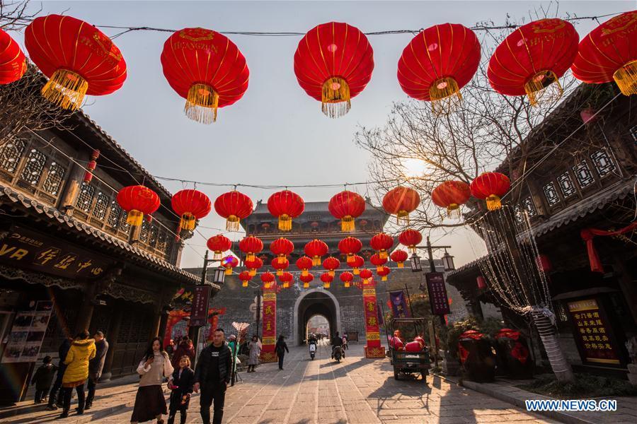 Tourists visit the Qingzhou ancient town scenic area in Weifang City, east China\'s Shandong Province, Jan. 24, 2019. Festive decorations are set up across China to greet the lunar New Year, or Spring Festival, which starts from Feb. 5 this year. (Xinhua/Wang Jilin)