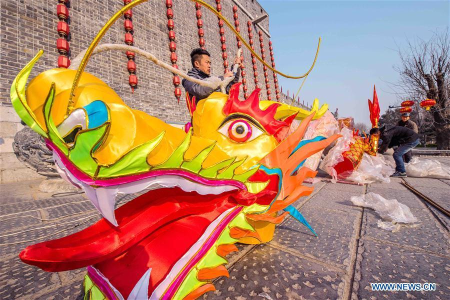 Workers arrange a dragon-shaped lantern in the Qingzhou ancient town scenic area in Weifang City, east China\'s Shandong Province, Jan. 24, 2019. Festive decorations are set up across China to greet the lunar New Year, or Spring Festival, which starts from Feb. 5 this year. (Xinhua/Wang Jilin)
