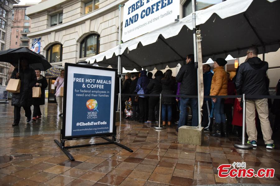 Federal workers left unpaid or furloughed by the extended partial government shutdown stand in line for fresh food and coffee at the World Central Kitchen, a volunteer emergency kitchen, in Washington, U.S. Jan. 16, 2019. (Photo: China News Service/Chen Mengtong)