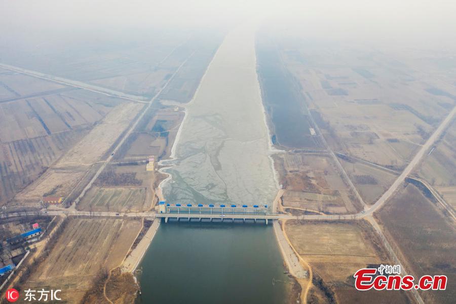 A view of a dam on the Majia River in Wudi County, East China\'s Shandong Province, Jan. 24, 2019. The horse cheek-shaped river dates back to the legendary Yu the Great some 4,000 years ago. Because of a water conservation project, the water is frozen on just one side. (Photo/IC)