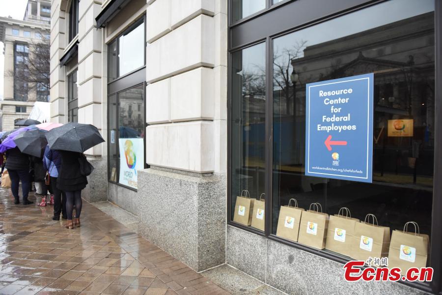 Federal workers left unpaid or furloughed by the extended partial government shutdown stand in line for fresh food and coffee at the World Central Kitchen, a volunteer emergency kitchen, in Washington, U.S. Jan. 16, 2019. (Photo: China News Service/Chen Mengtong)